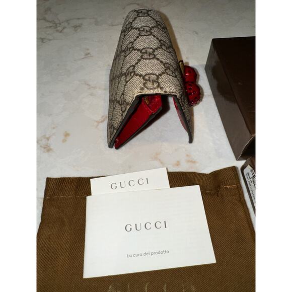 Beautiful Rare GG Gucci 3D Cherry Wallet with Red Interior - Picture 3 of 16